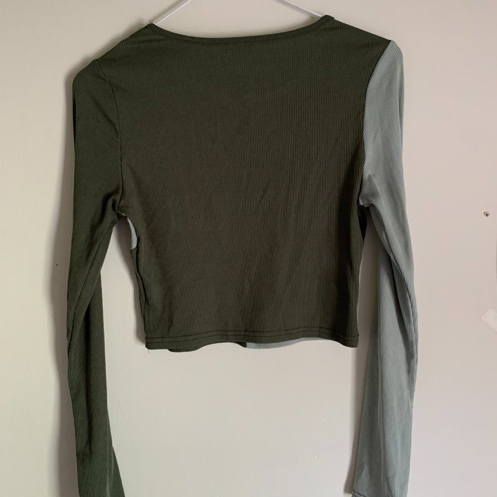 Green Pattern Crop Top - Picture 3 of 3